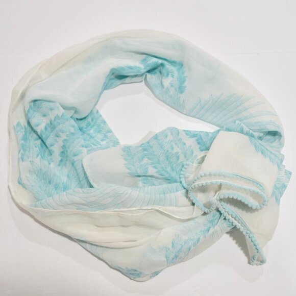 Beautiful blue & white bird theme shawl - Picture 1 of 3